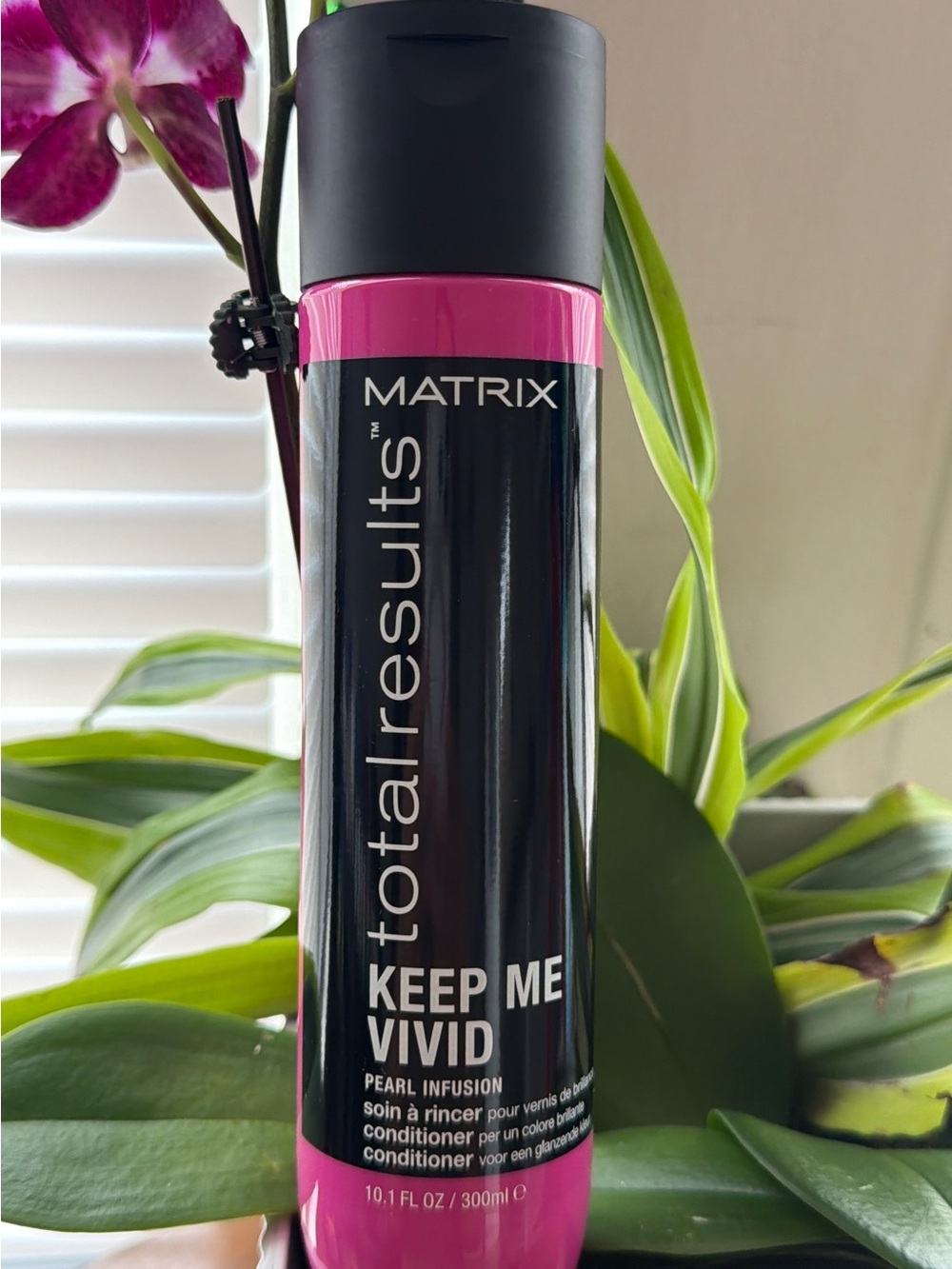 Matix Keep Me Vivid Conditioner — Pink and Black